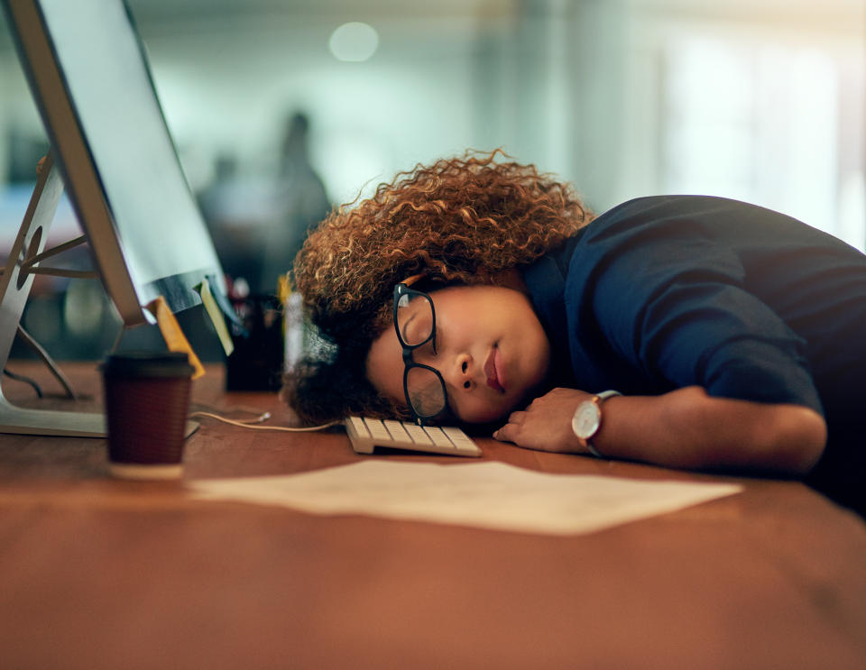 Büroschlaf steigere die Leistung. Erste US-Konzerne haben es begriffen und fördern das Dösen am Arbeitsplatz. (Bild: Getty Images)