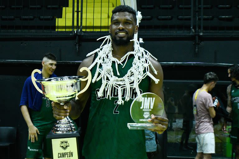 Yoanki Mencia, el cubano que domina en la Liga Nacional: a los 25 años recibió el premio al Jugador Más Valioso del básquetbol local.