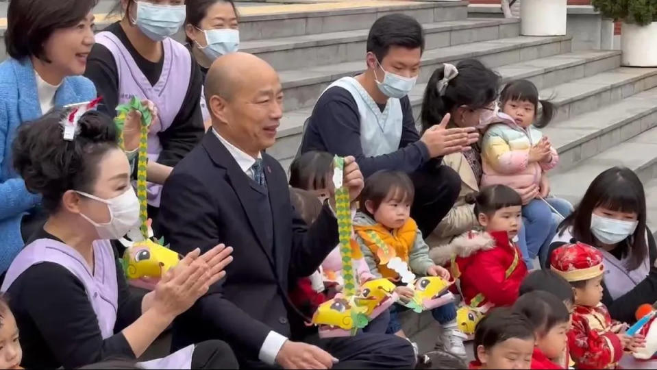 <strong>韓國瑜開心的與立院托嬰中心的小朋友合照（攝自中天新聞）</strong>