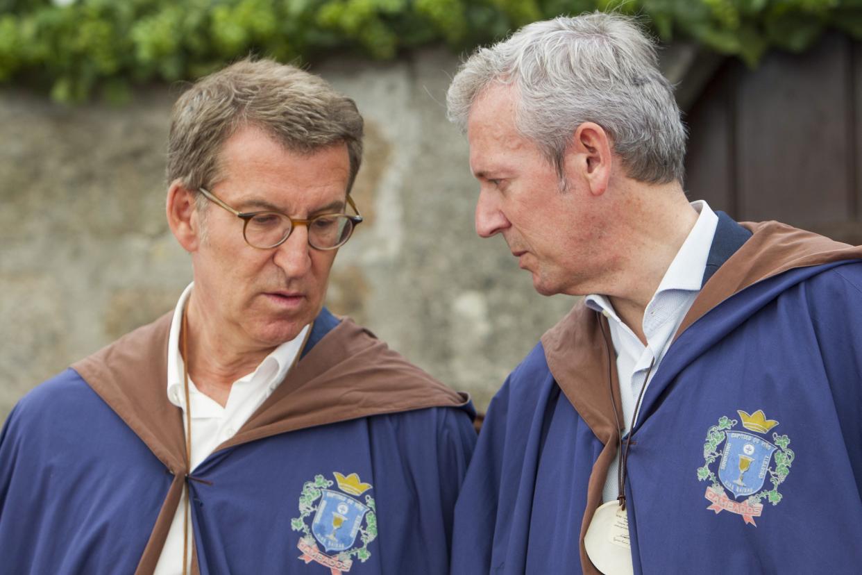 El presidente del Partido Popular, Alberto Núñez Feijóo (i) junto con el presidente de la Xunta, Alfonso Rueda (d) en la LXX edición de la Festa do Vino Albariño en Cambados. EFE