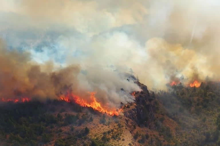 Uno de los focos de incendios que se registraron ayer en el límite del parque nacional