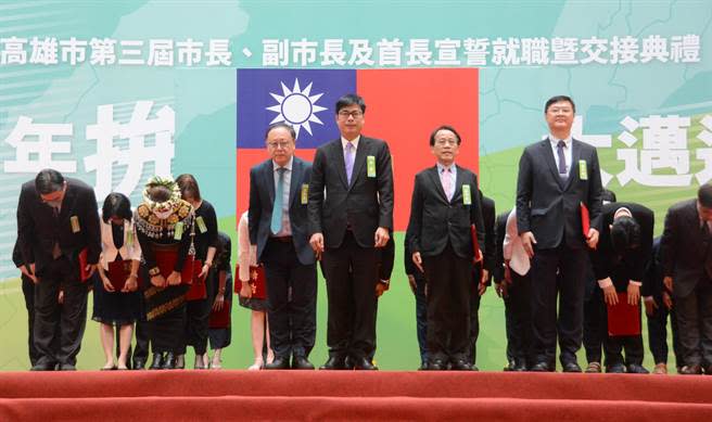 高雄市長陳其邁（中）24日與市府團隊正式宣誓就職。（資料照,林宏聰攝）