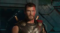 "Thor: Love and Thunder" soll im Mai 2022 die vierte Phase im Marvel Cinematic Universe abschließen. Dabei reicht der in "Endgame" etwas außer Form geratene Donnergott (Chris Hemsworth) den Hammer an Jane Foster (Natalie Portman) weiter. Taika Waititi wird abermals Regie führen. Christian Bale übernimmt die Rolle des Comic-Bösewichts Gorr, der Gott-Schlächter. (Bild: 2017 Marvel Studios)