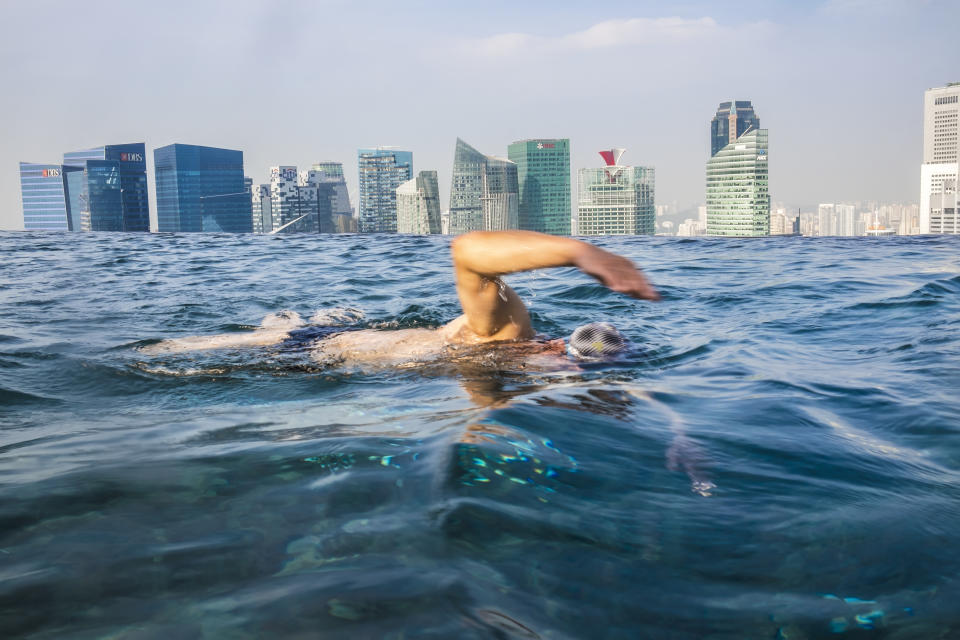 Un hombre nada en la impresionante piscina infinita del Hotel Marina Bay Sands, Singapur. (Foto de Peter Adams/Avalon/Universal Images Group vía Getty Images)