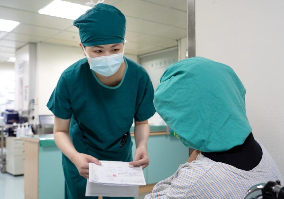 光田醫院護理師黃鈺茹染疫康復後，面對確診病人有更多的同理心。（記者陳金龍攝）
