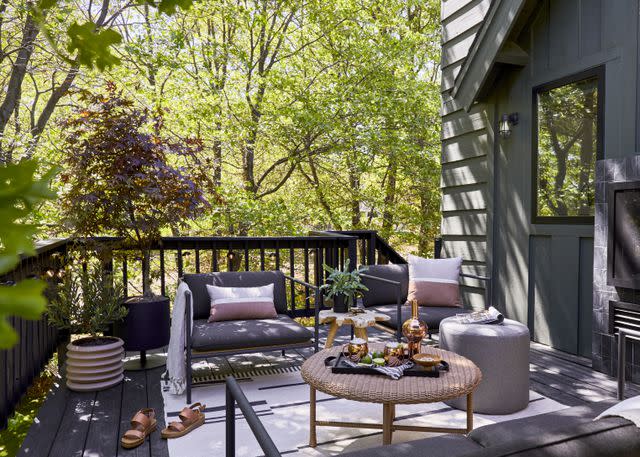 <p><a href="https://stylebyemilyhenderson.com/blog/mountain-house-upper-deck-reveal-with-durable-sunbrella-outdoor-furniture" data-component="link" data-source="inlineLink" data-type="externalLink" data-ordinal="1">Emily Henderson Design / Photo by Sara Ligorria-Tramp</a></p>