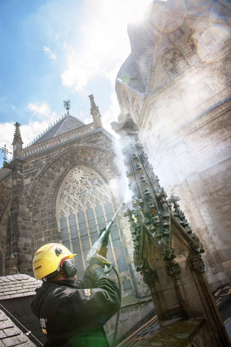 Cleaning the world’s most famous monuments