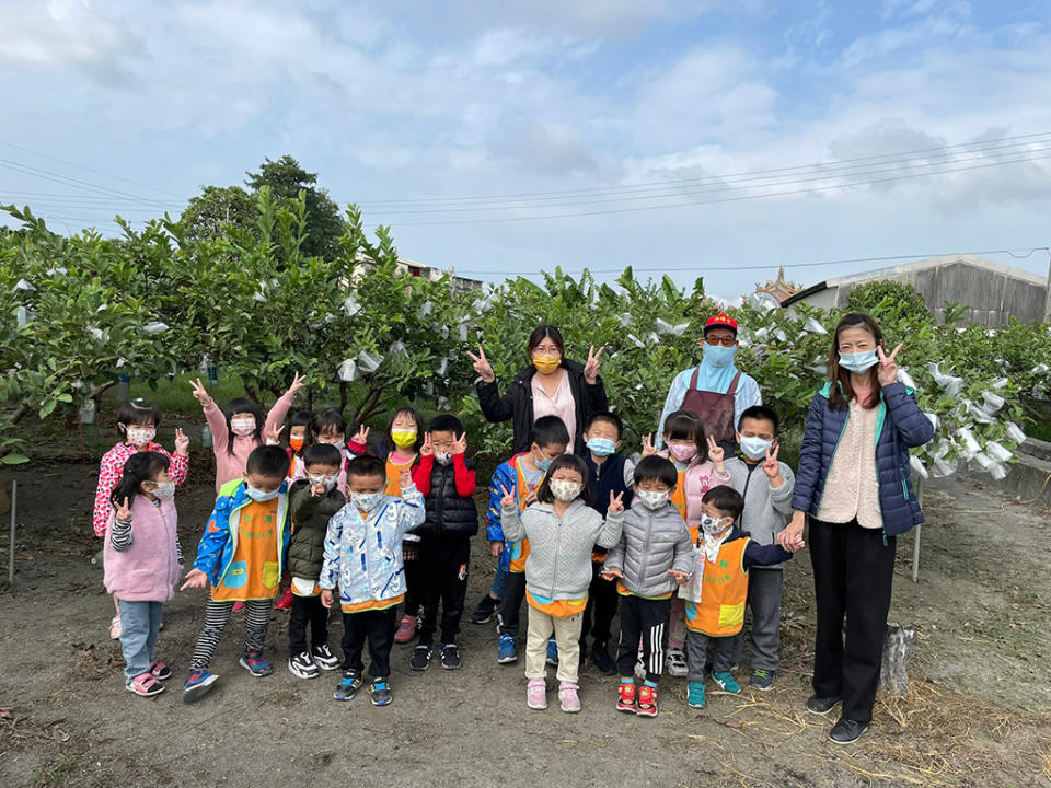 芭樂園一日遊。(由永興非營利幼兒園提供)