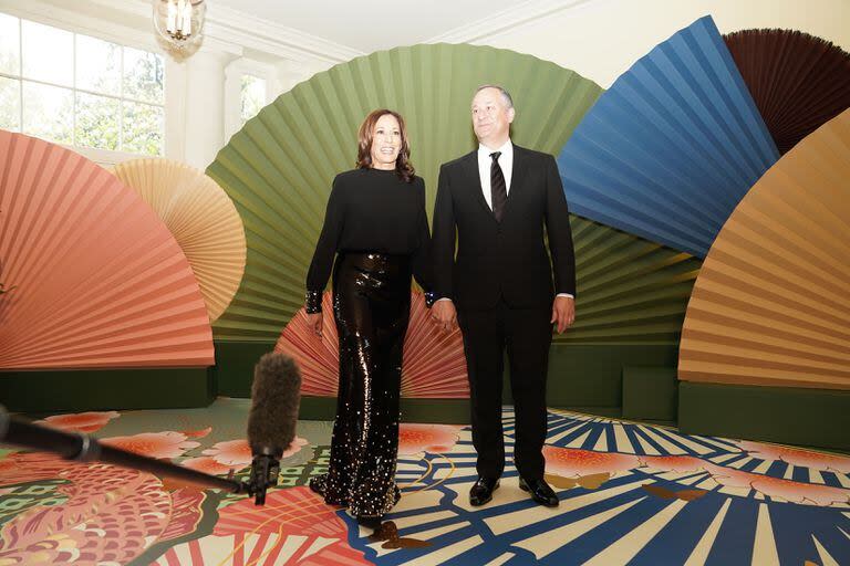 La vicepresidenta Kamala Harris y su marido, Doug Emhoff, llegan a una cena de estado en la Casa Blanca en honor al primer ministro japonés Fumio Kishida el miércoles 10 de abril de 2024.