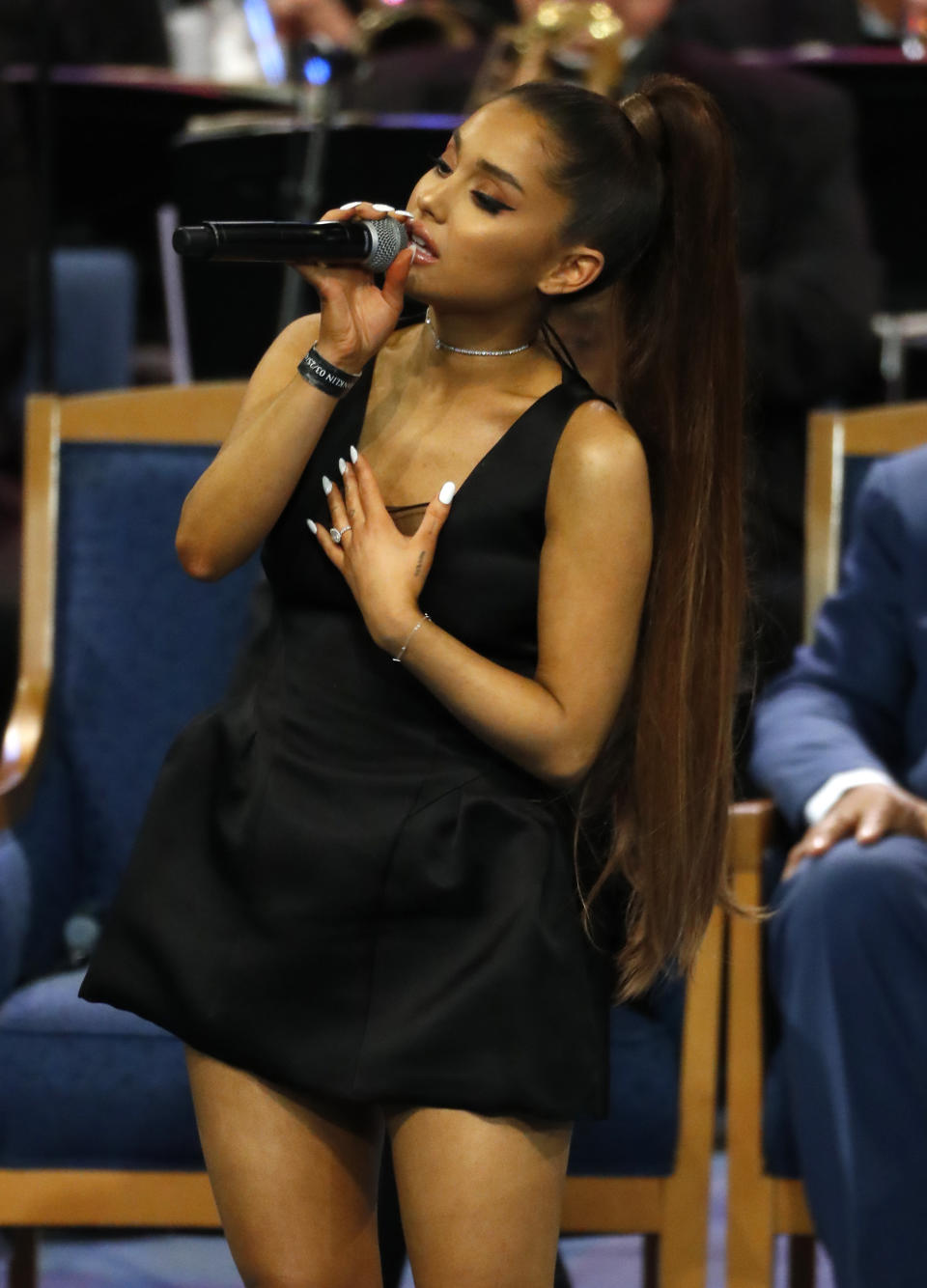 Ariana Grande sang auf der Trauerfeier von Aretha Franklin. Für viele hochgezogene Augenbrauen sorgte dabei ihr Minikleid. (Bild: AP)