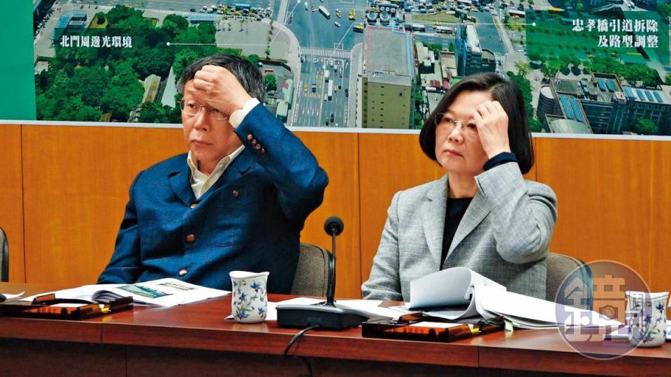 未來民進黨與台北市長柯文哲的「綠白合作」課題，將考驗新任主席智慧。圖為13日北門郵局蔡柯會。