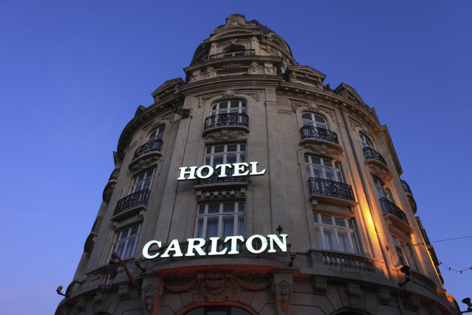 <b>Affaire du Carlton de Lille</b><br><br>La police judiciaire de Lille reçoit des informations concordantes sur un réseau de prostitution basé autour de l’hôtel Carlton de Lille. Dès lors, des portables mis sur écoutes vont permettre de révéler l’implication des plusieurs dirigeants de l’hôtel, comme René Kojfer, responsable des relations publiques, mais aussi Dominique Alderweireld dit « dodo la saumure », un ami de longue date, propriétaire de nombreuses maisons closes en Belgique. Mais surtout, c’est Jean- Christophe Lagarde, n°3 de la police du Nord, et les entrepreneurs David Roquet ainsi que Fabrice Paszkowski, qui ont indirectement impliqué Dominique Strauss Kahn, à qui on aurait mis des prostituées à disposition.