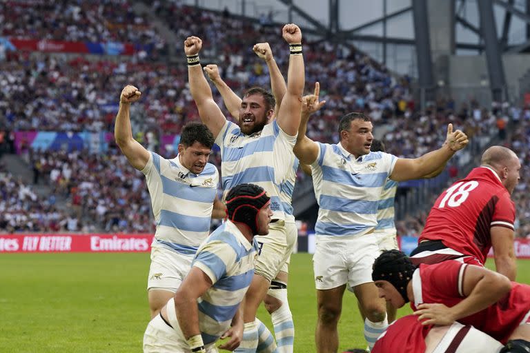 Brazos arriba de los Pumas al festejar el try de Joel Sclavi, que dio vuelta el tanteador en Marsella; el triunfo sobre Gales aporta confianza para lo que resta del Mundial de Francia.