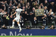 Menés 0-2 à domicile après 19 minutes, les Spurs ont finalement renversé la situation grâce à Alli, Aurier et un doublé de Kané. Le Tottenham de Mourinho est assuré de la deuxième place.