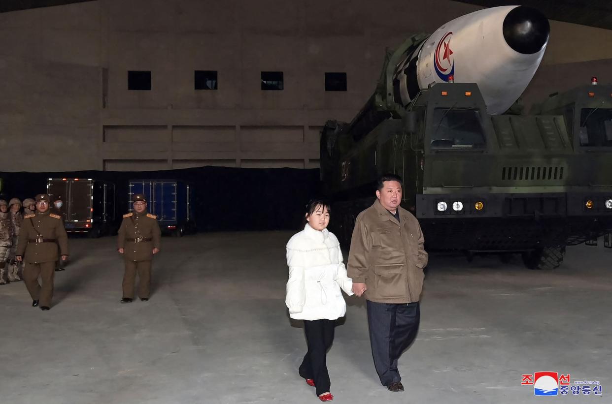 Kim Jong-Un assiste au lancement du missile Hwasong-17 avec sa fille dont c'est la première apparition publique, à Pyongyang, en Corée du Nord, le 18 novembre 2022 - STR / KCNA VIA KNS / AFP
