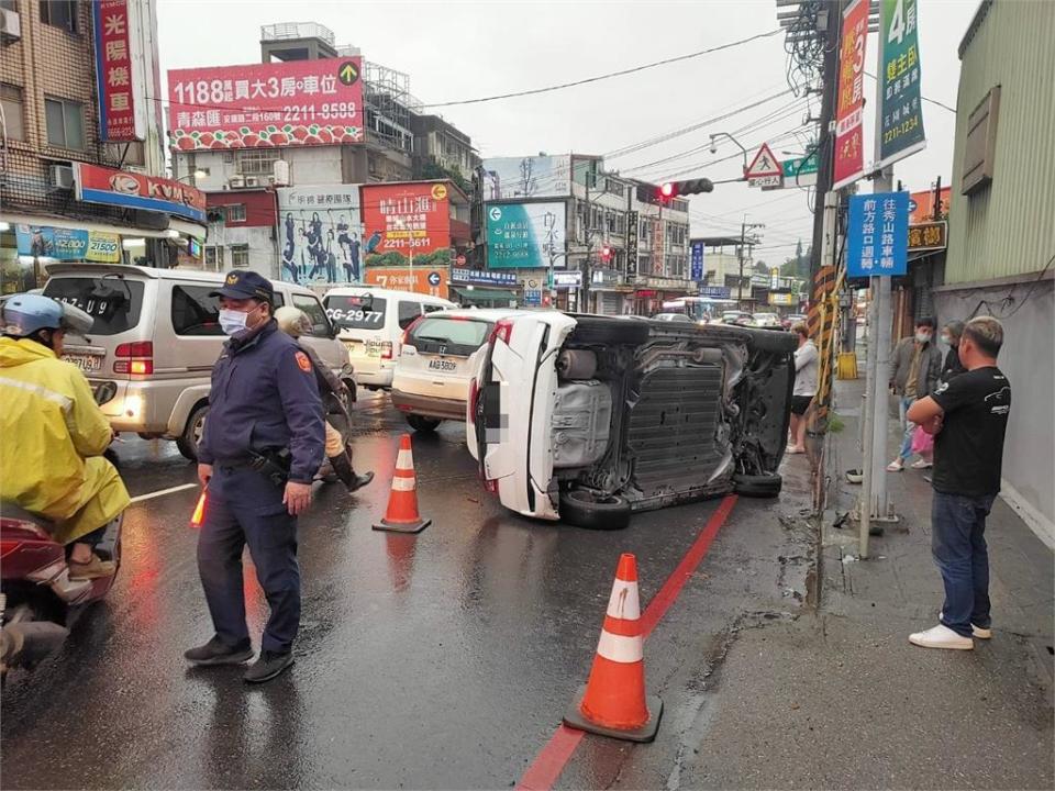 小客車自撞人行道鋼纜翻覆，造成後方車輛回堵。（圖／民視新聞翻攝）