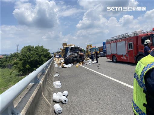 國道車禍駕駛捨命救母，左側車頭幾乎全爛。（圖／翻攝畫面）