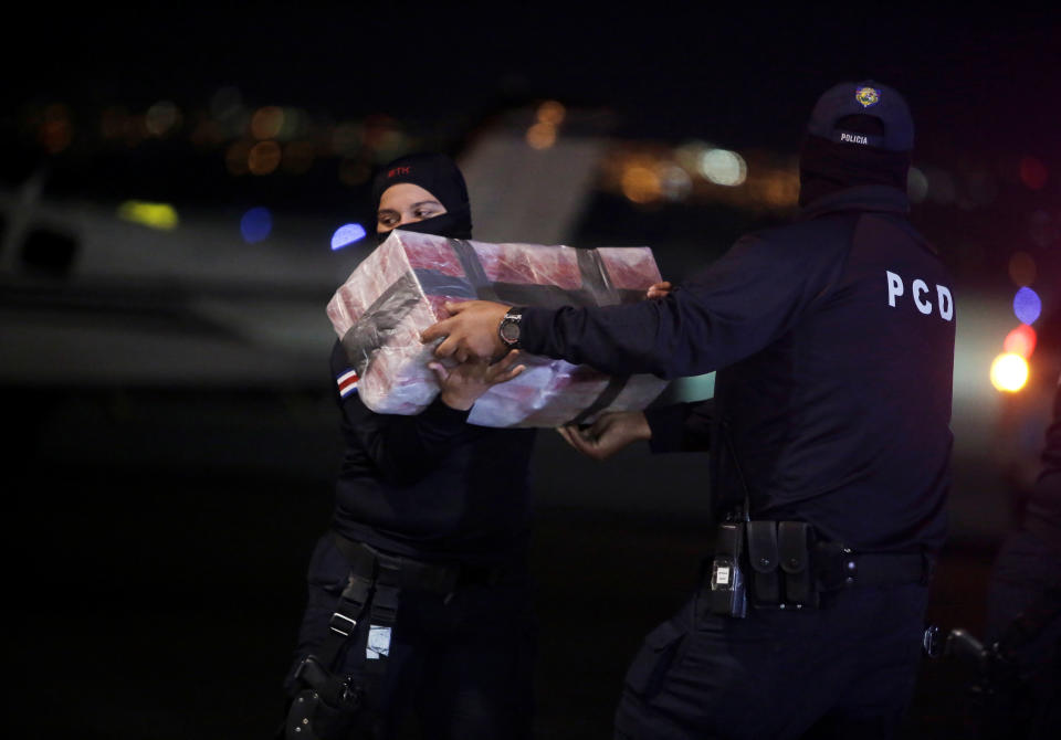 Policías de Costa Rica transportan un alijo incautado. (REUTERS/Juan Carlos Ulate)