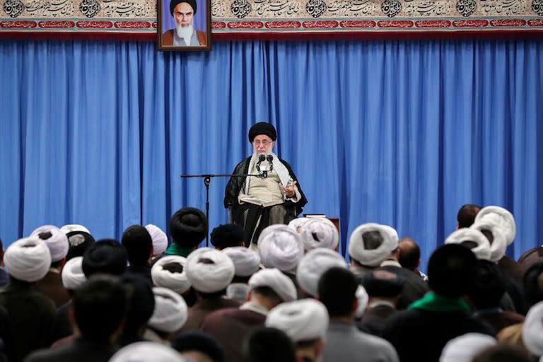 El ayatollah Ali Khamenei durante una conferencia en Teherán