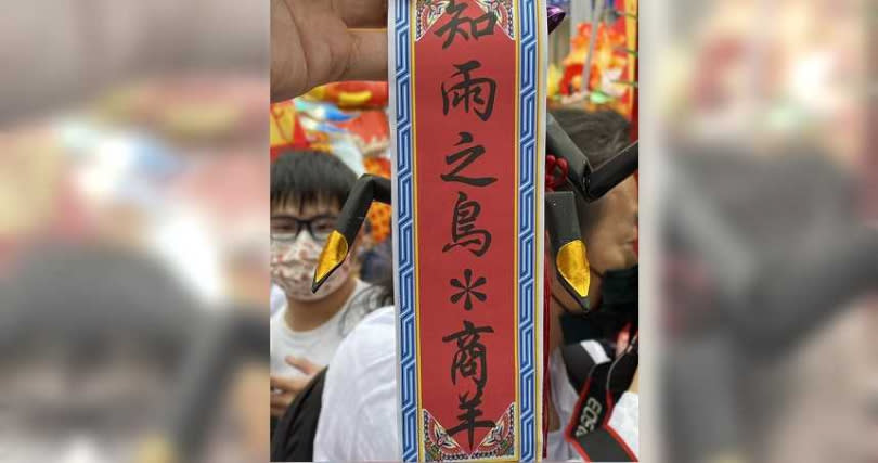 大甲鎮瀾宮考究古制，於祈雨壇旁高掛知雨之鳥「商羊」，相傳降大雨前，常屈一足起舞。（圖／王文吉攝）