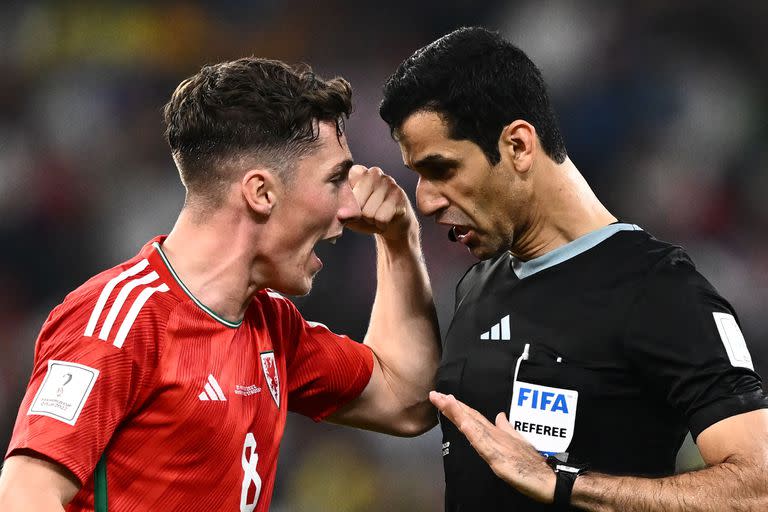 Discusión: el mediocampista de Gales Harry Wilson protesta ante el árbitro qatarí Abdulrahman Al Jassim, durante el partido por el Grupo B de la Copa Mundial de Qatar 2022 entre Estados Unidos y Gales en el estadio Ahmad Bin Ali en Al-Rayyan, al oeste de Doha el 21 de noviembre de 2022.