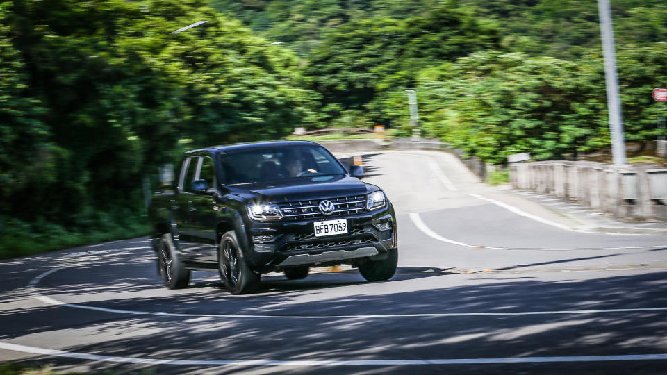 誰說貨卡不能招搖過市？VWCV Amarok V6 Black Edition 專走這一味