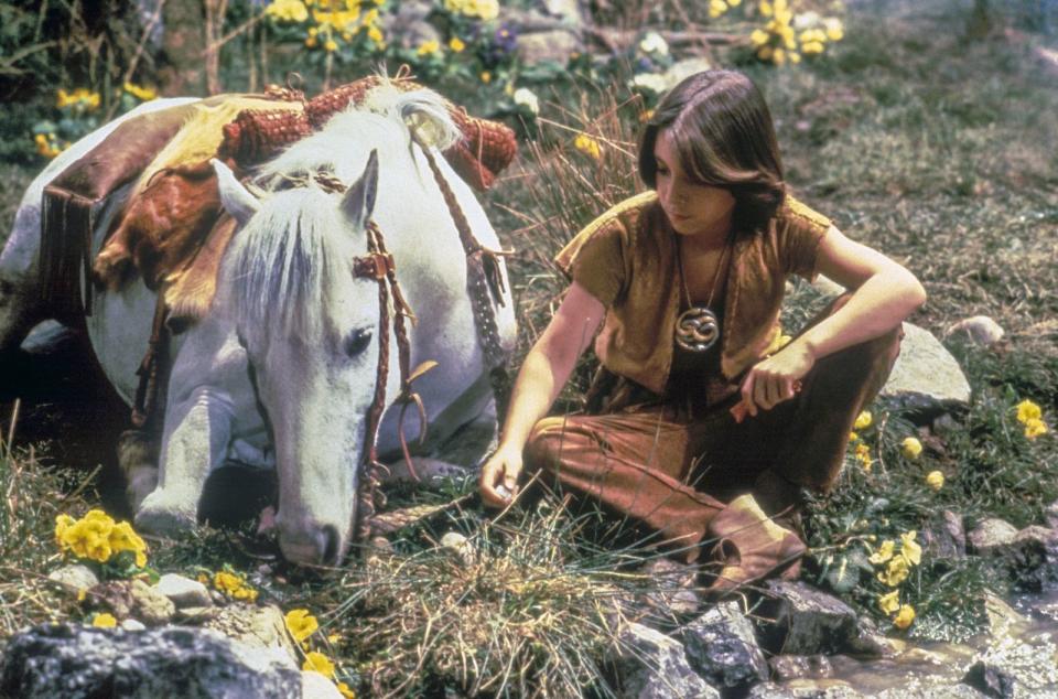 Als der kleine Bastian anfängt, das Buch "Die unendliche Geschichte" zu lesen, ist er gefesselt: Wie gebannt verfolgt er die Geschichte des Kriegers Atréju (Noah Hathaway), der die Kindliche Kaiserin und ihr Land vor dem "Nichts" retten muss. 1984 erschien der Film, der auf dem Roman gleichnamigen (1979) von Michael Ende basiert. Es folgten zwei Fortsetzungen. (Bild: Warner Bros.)