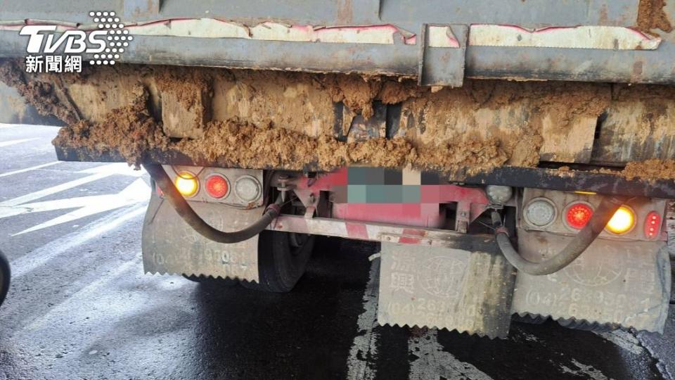 砂石車車斗故障，導致載運的泥土砂石滲漏掉在路面上。（圖／TVBS）