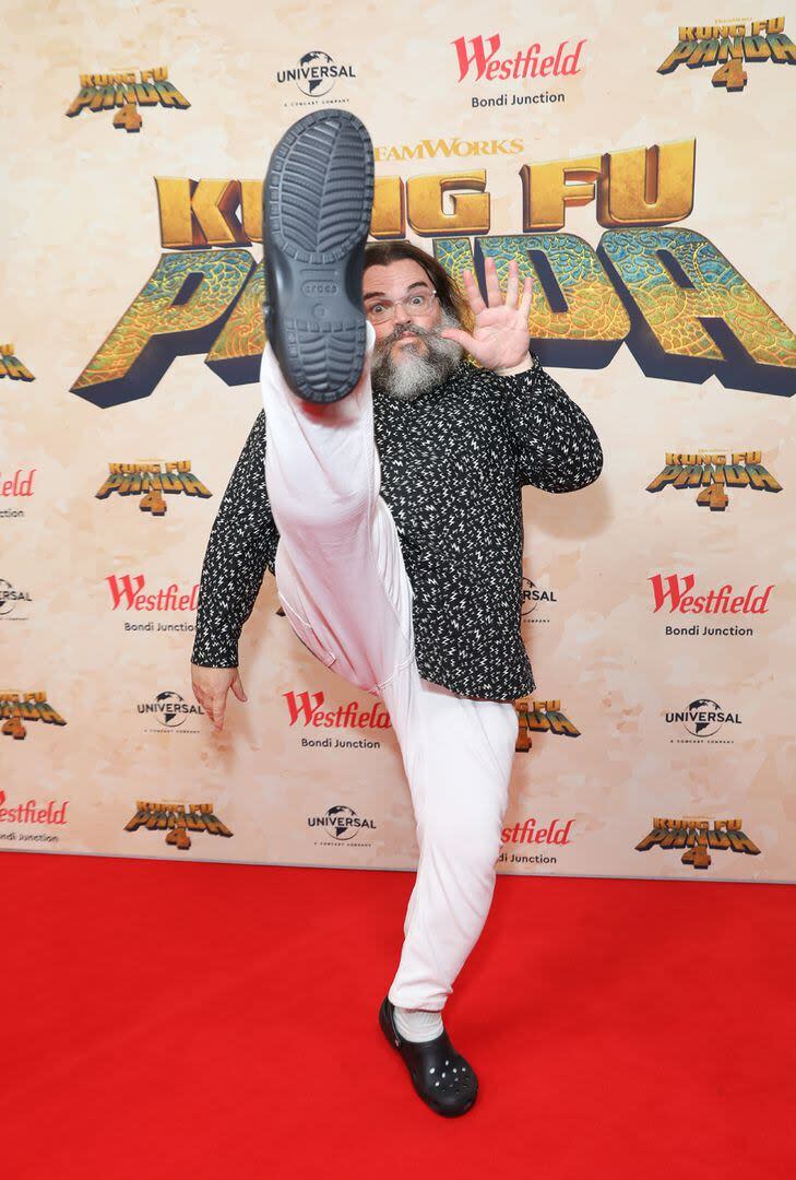 Como su personaje de Kung Fu Panda, Jack Black compartió todas sus destrezas en la alfombra roja de la premiere del film en Sidney. Para la ocasión, el actor llevó un look relajado: camisa estampada, pantalones blancos y sandalias de goma con medias blancas