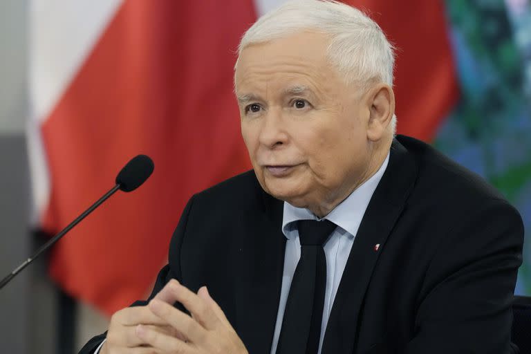 Jaroslaw Kaczynski, el líder del partido gobernante de Polonia, Ley y Justicia, habla durante una conferencia de prensa en Varsovia, Polonia, el martes 26 de octubre de 2021.