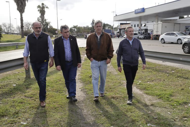 Jorge Chemes (CRA), Carlos Achetoni (FAA), Nicolás Pino (SRA) y Elbio Laucirica (Coninagro) al llegar a hablar con la prensa luego del encuentro con Sergio Massa