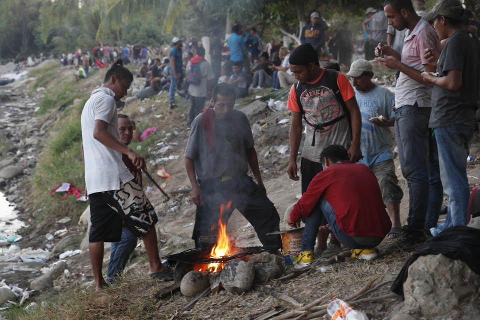 Migrantes centroamericanos acampan en la orilla mexicana del río Suchiate, en la frontera con Guatemala, cerca de Ciudad Hidalgo, México, el lunes 20 de enero de 2020. (AP Foto/Marco Ugarte)