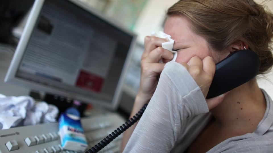 Demenz bleibt in jungen Jahren häufig erstmal unerkannt. Denn bevor die Erinnerung verschwindet, haben Betroffene häufig Probleme, sich im Job durchzusetzen, oder sie zeigen Anzeichen eines Burn-outs. Foto: Oliver Berg