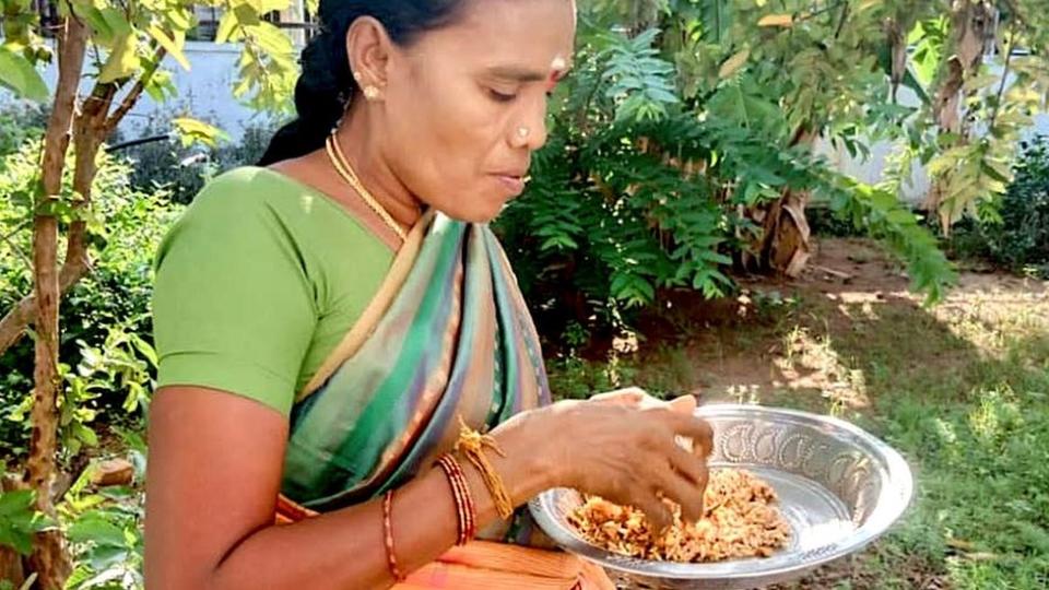 Rani comiendo un plato con carne de rata.