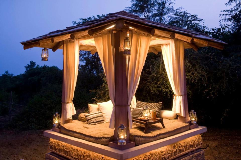 Viewing platform: a traditional machan, ideal for stargazing, at Taj Safaris' Pashan Garh lodge in the Panna National Park: Pashan Garh lodge