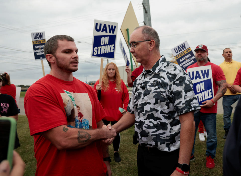 El presidente de United Auto Workers, Shawn Fain, se reunía con miembros en huelga de la planta Delta de General Motors Lansing, mientras realizan un piquete en Delta Township, Michigan, Estados Unidos, el 29 de septiembre de 2023. (Reuters/Rebecca Cook)