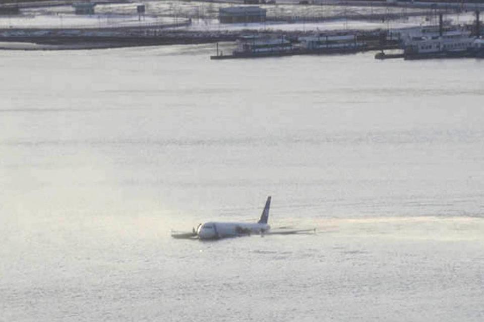 10 Dramatic Photos from 2009's Miracle on the Hudson Plane Landing