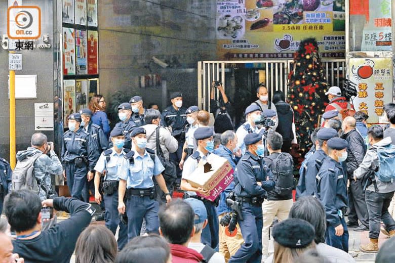 大批警員搜查辦公室後離開。（黃偉邦攝）