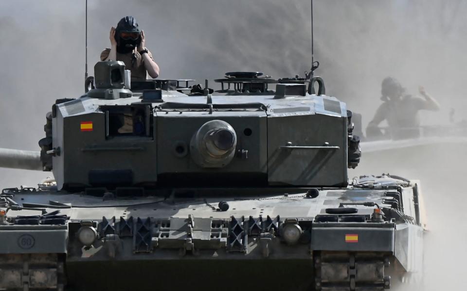 Soldat fährt in einem Kampfpanzer Leopard 2