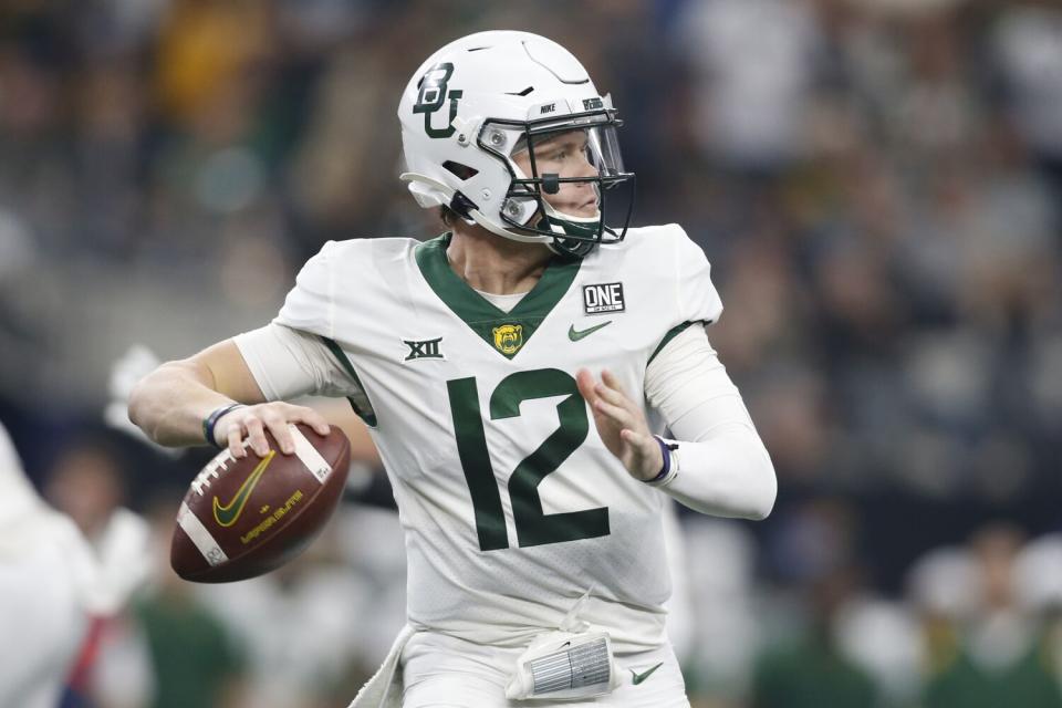 Baylor quarterback Blake Shapen gets ready to throw the ball.