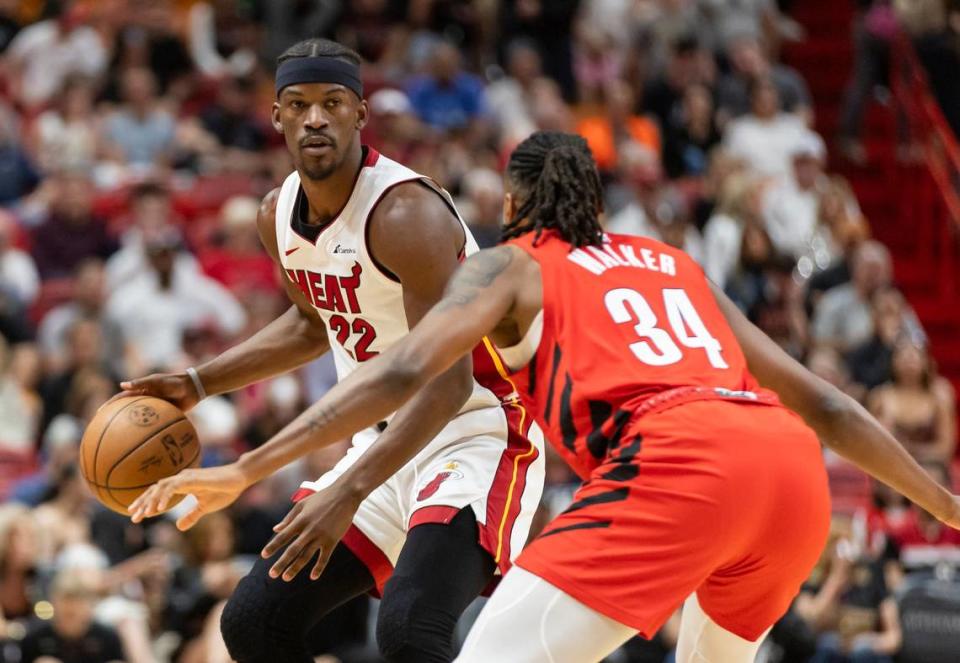 El jugador del Heat Jimmy Butler (izq.) trata de pasar la marca de Jabari Walker, de los Trail Blazers de Portland, en el partido celebrado el 29 de marzo de 2024 en Miami. MATIAS J. OCNER/mocner@miamiherald.com