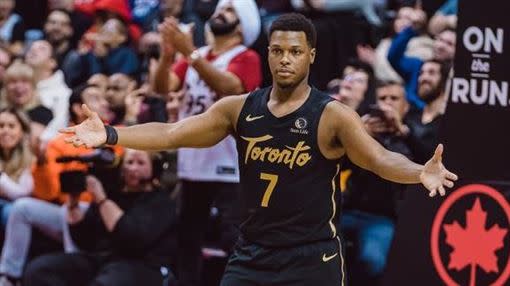 羅利（Kyle Lowry）投進超扯三分球後雙手一攤。（圖／翻攝自推特）