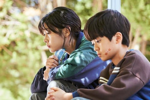 Jung Ho-Yeon played a North Korean defector, here with her on-screen little brother 