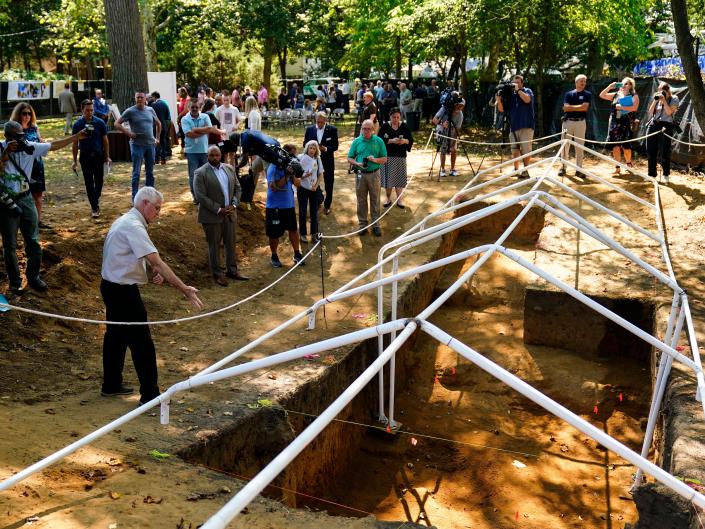 Wade Catts, arqueólogo principal de South River Heritage Consulting de Delaware, habla con miembros de los medios de comunicación y funcionarios en el Red Bank Battlefield Park en National Park, NJ, el martes 2 de agosto de 2022.