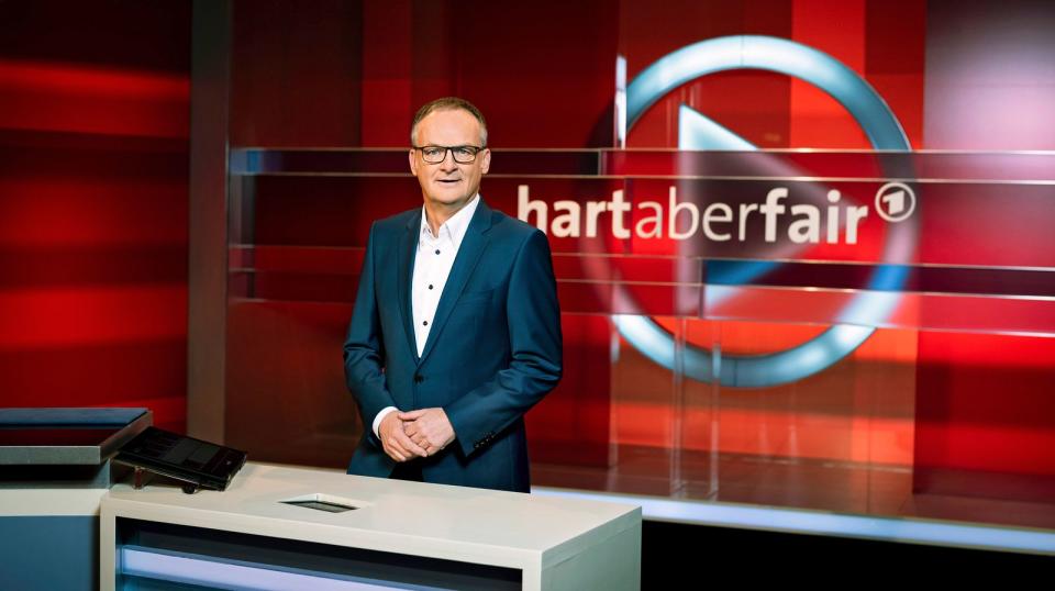 Über seinen Abschied bei "Hart aber fair" sagt Frank Plasberg nun: "Wenn du die 37. Corona-Sendung hintereinander gemacht hast, sagst du: Ist gut, wann kommt die Rente?" (Bild: WDR / Stephan Pick)