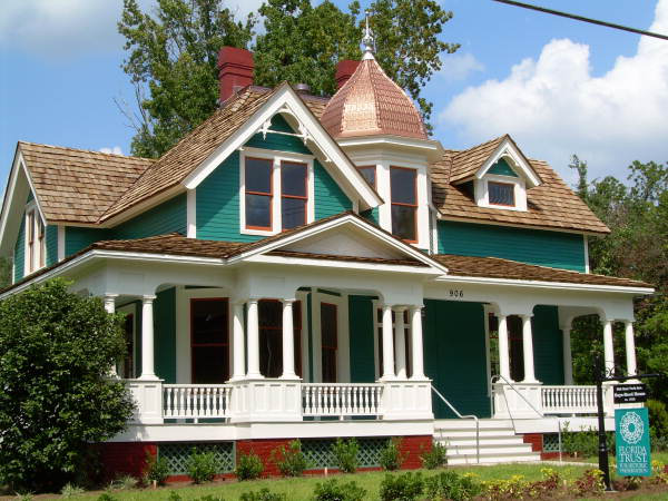 The Hays-Hood House was restored by architect Mark Tarmey and is the headquarters of the Florida Trust for Historic Preservation. It sits on 906 E. Park Avenue in Tallahassee, Florida.