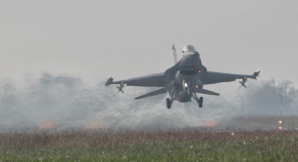 F-16戰機的地面啟動，需藉由氣電源車啟動。F-16緊急升空資料照片