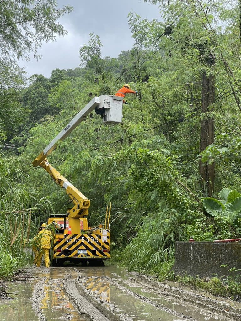 豪雨造成花蓮地區六千多戶斷電，工程單位積極搶修。(台電提供)