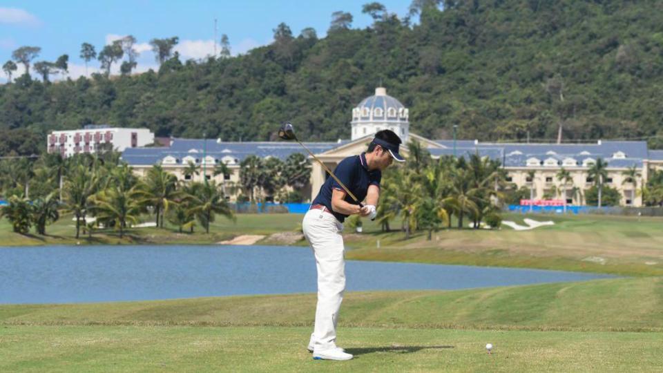 Li Tao, presidente de la junta directiva de Union Development Group Co., jugando al golf