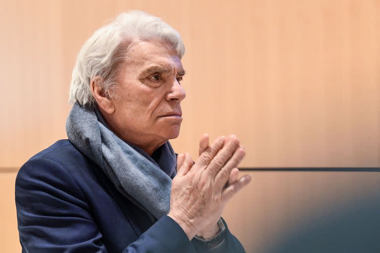 En esta fotografía de archivo tomada el 4 de abril de 2019, el empresario francés Bernard Tapie observa durante la suspensión de su juicio por haber defraudado al estado francés de casi 500 millones de euros con un enorme laudo arbitral de 2008, en el juzgado de París.